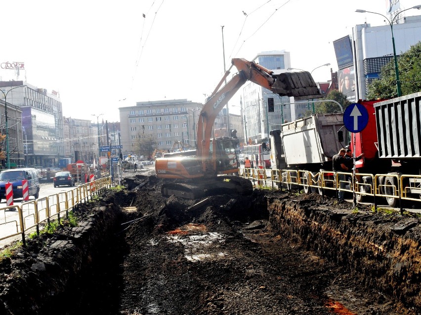 Trwa demontaż torowiska na alei Korfantego. Po pięciu dniach robót rozbiórka jest na półmetku [FOTO]