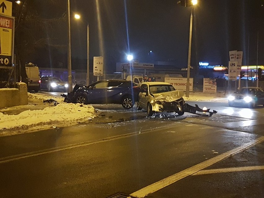 Wypadek na skrzyżowaniu ul. Okrężna - Stodólna we Włocławku. Zderzenie toyoty i mazdy [zdjęcia]