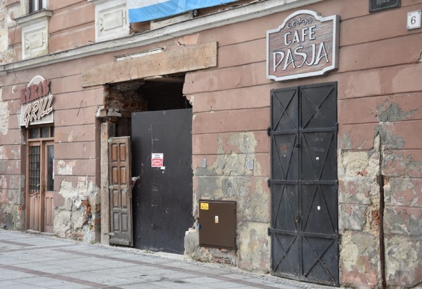 Tarnów. Zgliszcza kamienicy nadal będą szpecić Rynek w Tarnowie. Część właścicieli postawiło miastu zaporową cenę [ZDJĘCIA]