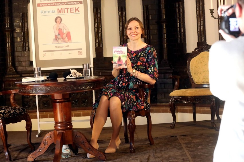 "Pomóż mi kochać" to nowa książka Kamili Mitek, w bibliotece odbyło się spotkanie autorskie