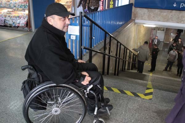 Platformy dla niepełnosprawnych na dworcu w Katowicach nikomu nie pomogą [ZDJĘCIA]