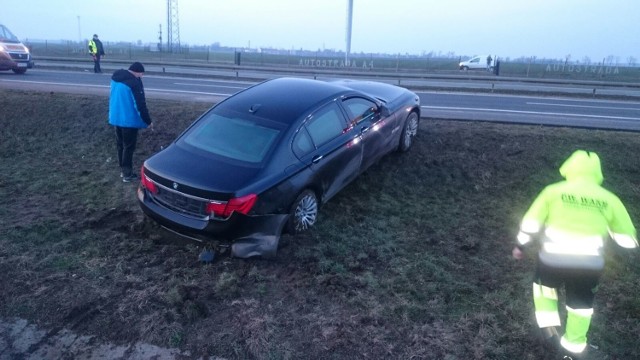 Autostrada A4 koło Lewina Brzeskiego. W limuzynie prezydenta Andrzeja Dudy pękła opona