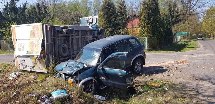 Wypadek na skrzyżowaniu. Trzy osoby trafiły do szpitala w Bełchatowie ZDJĘCIA