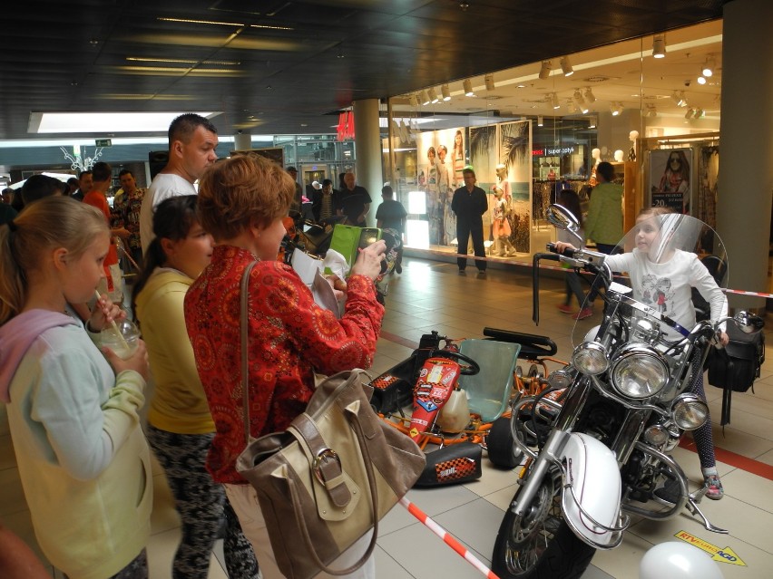Stargard. Wystawa motocykli w galerii i akrobacje 