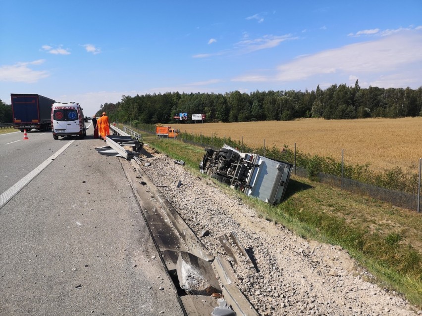 Wypadek na S8 między węzłami Łask i Róża. Ciężarówka w rowie ZDJĘCIA