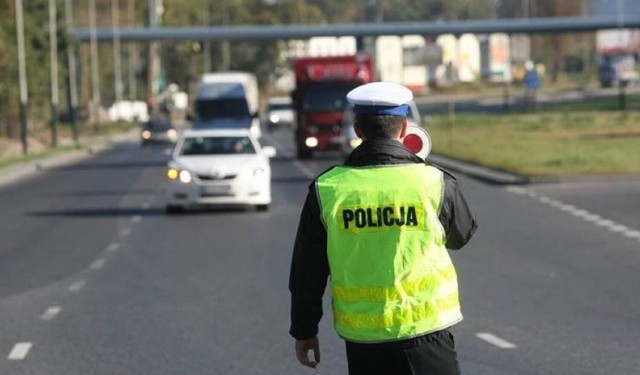 Nowe przepisy ruchu drogowego weszły w życie we wtorek 1 czerwca. To ważna informacja dla kierowców i pieszych! 

 - Kierowca nie może już jechać z klapkami na oczach, skupiając się jedynie na tym, co dzieje się na jezdni. Teraz musi zwracać uwagę również na to, co dzieje się na chodniku - podkreśla sierż. sztab. Adam Jakubczyk.

Co dokładnie się zmieni?

Sprawdź, kliknij w kolejne zdjęcia >>>

