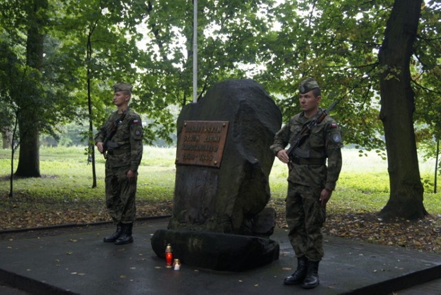 Rocznica wybuchu II Wojny Światowej: W Jarocinie złożyli kwiaty pod pomnikiem