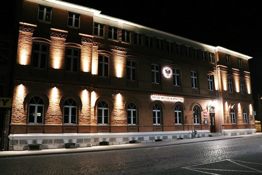 Budynek Urzędu Miejskiego w Wyrzysku. Od teraz jest widoczny także nocą [ZDJĘCIA]