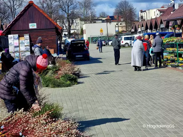 Sprawdziliśmy, co w Wielki Czwartek (6 kwietnia 2023 r.) można kupić na targowisku miejskim w Pucku. Jak widać na zdjęciach, w Pucku można łatwo zaopatrzyć się w podstawowe ozdoby nie tylko wiosenne, ale i wielkanocne