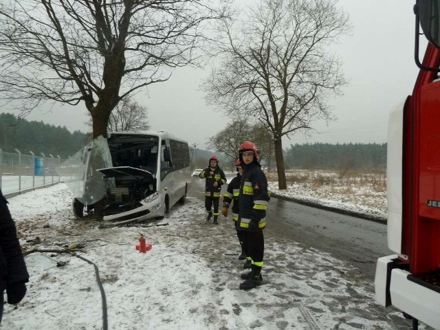 Na ulicy Wawelskiej autobus należący do WTP wpadł w poślizg i uderzył w drzewo. Są ranni.

Zobacz więcej: Piła: autobus WTP wpadł w poślizg