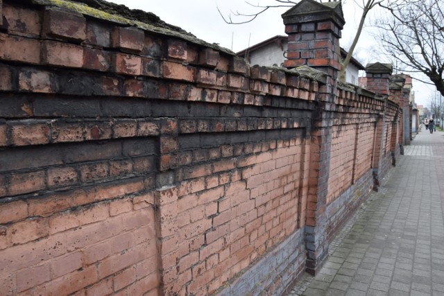 Jest nakaz w sprawie muru przy ul. Wojska Polskiego 15