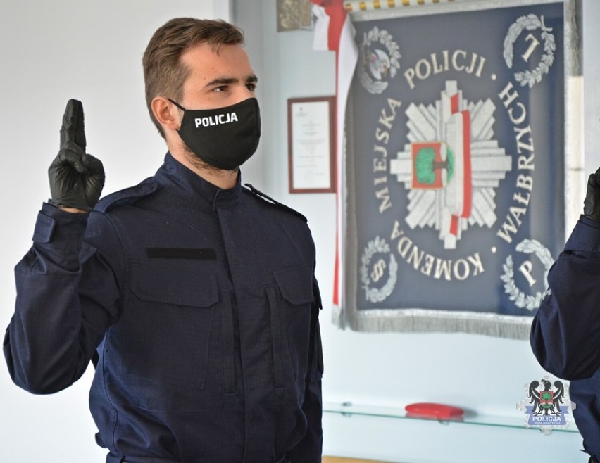 Nowo przyjęty do policji w Wałbrzychu i policjanci, którzy...