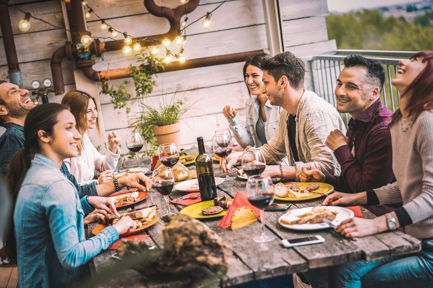 Odgłosy sztućców i jedzenia w restauracji

Tego typu...