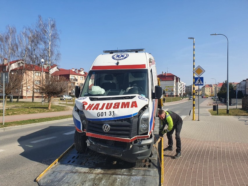 Kolizja karetki z autem osobowym na ul. Kopernika w Starogardzie Gdańskim ZDJĘCIA 