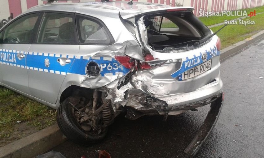 Ruda Śląska: BMW uderza w radiowóz. Są ranni [wypadek na DTŚ]