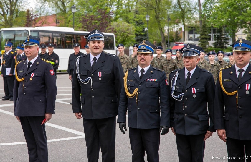 Powiatowe obchody Dnia Strażaka w Sokółce. Były odznaczenia oraz awanse na wyższe stopnie służbowe