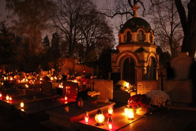 Stary Cmentarz w Łodzi jest podzielony na trzy części: prawosławną, ewangelicką i katolicką