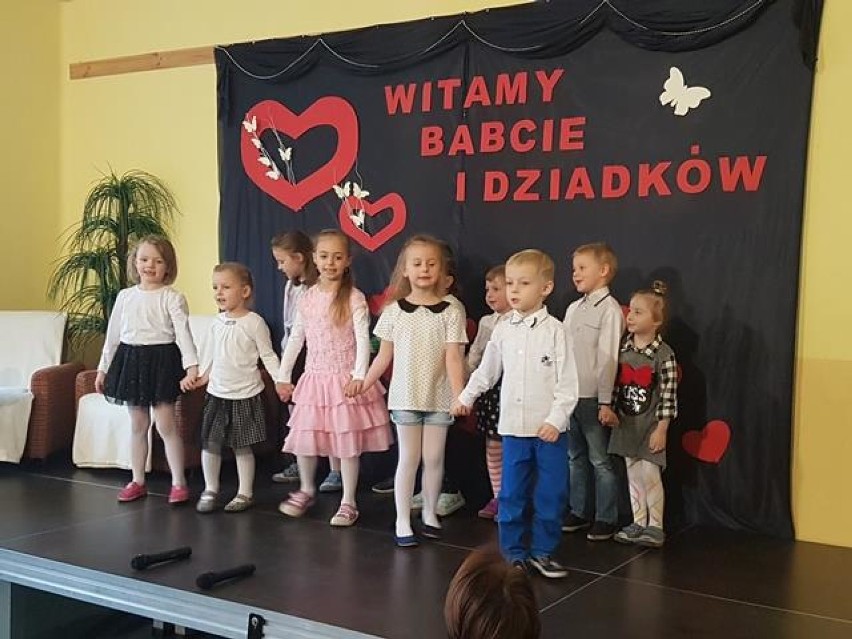 Uczniowie SP w Zakrzynie zaprosili swoje babcie i dziadków