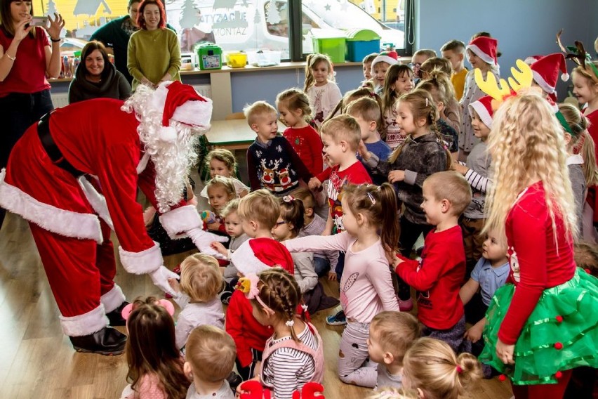Wałbrzych: Wizyta Świętego Mikołaja w Przedszkolu Językowym Chatka Małolatka [ZDJĘCIA]