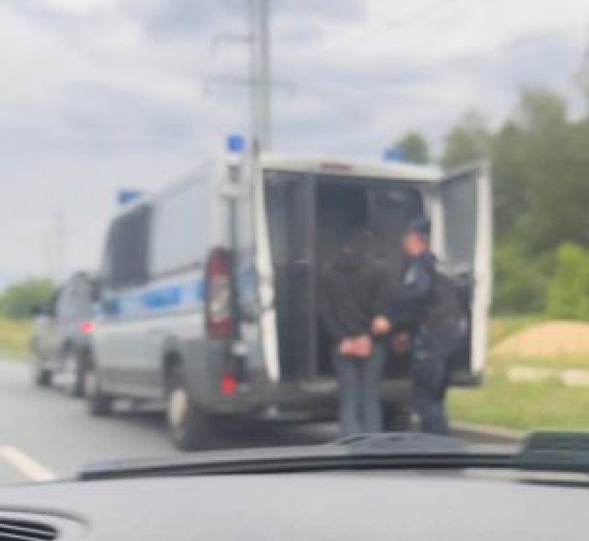 Tarnów. Kierowca BMW jechał na podwójnym gazie aleją Jana Pawła II. Zatrzymali go policjanci. Okazało się, że nie miał też prawa jazdy