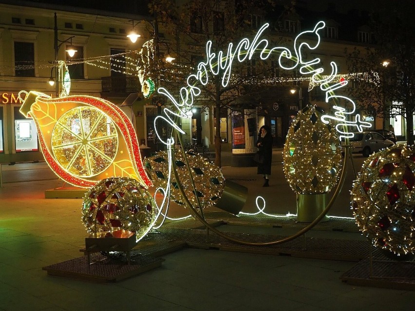 W piątek, 1 grudnia, na ulicy Piotrkowskiej znów zajaśnieje świąteczna iluminacja. Już została zamontowana ZDJĘCIA