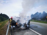 Strażacy ze Zduńskiej Woli gasili płonące auto na trasie S8 ZDJĘCIA