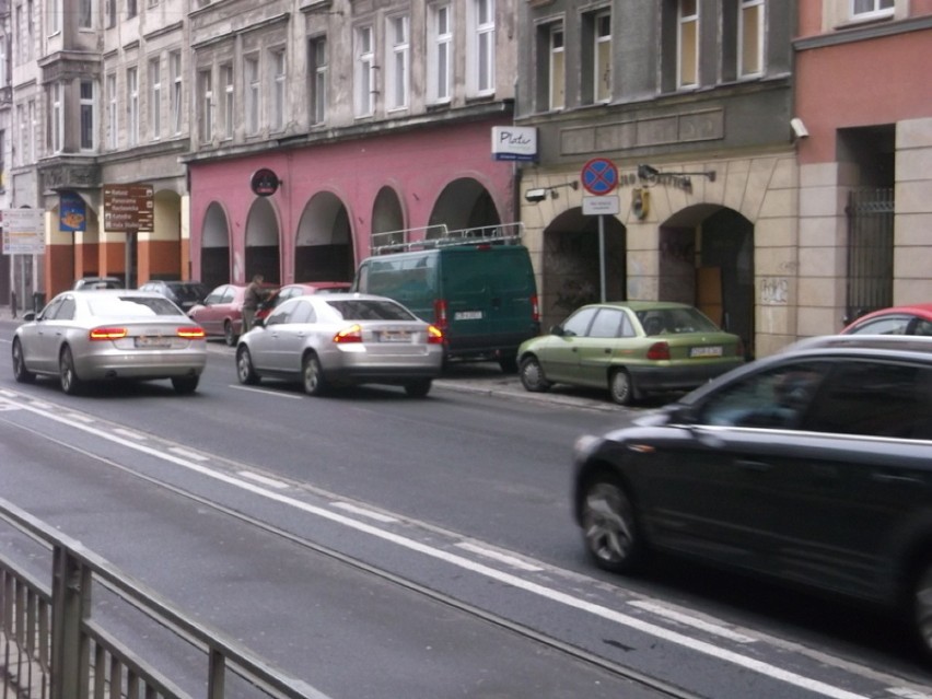Zakaz parkowania samochodów na Ruskiej. Chodniki wracają do pieszych