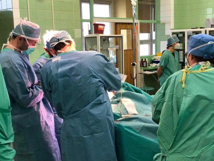 Szpital w Kaliszu: Pierwsza taka operacja kaliskich ortopedów. Od teraz będzie to już standard. ZDJĘCIA