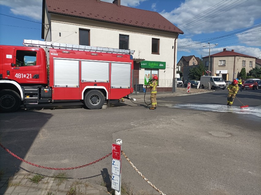 Strażacy usuwali plamę oleju ze skrzyżowania w Jeleniu. Mogą wystąpić chwilowe utrudnienia w ruchu