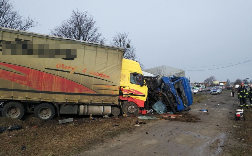 Groźny wypadek pod Brodnicą. Zderzenie dwóch samochodów ciężarowych [zdjęcia]