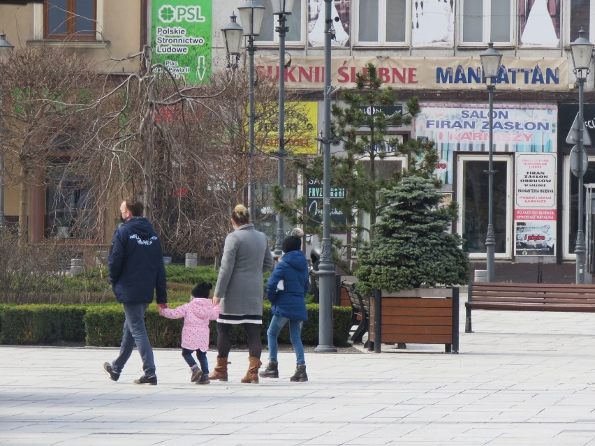 Wielkanocna niedziela w Wadowicach (4.04.2021), pl. Jana...