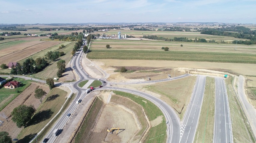 Najnowsze zdjęcia lotnicze z budowy trasy S7: odcinek węzeł...