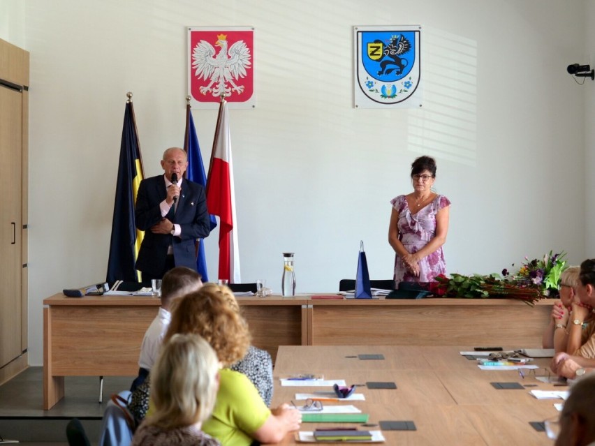 Burmistrz Żukowa spotkał się z nauczycielami. Nie zabrakło też awansów, podziękowań i gratulacji