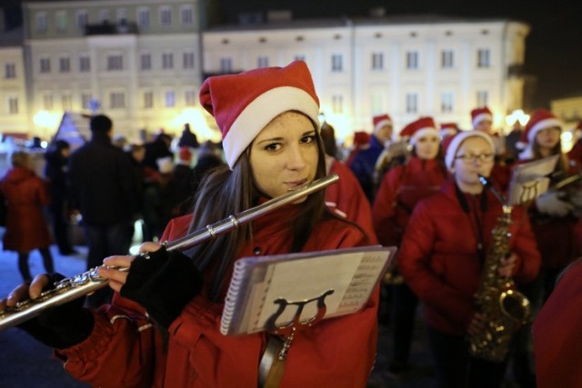 Jarmark Bożonarodzeniowy i wigilia miejska w Rynku Trybunalskim w Piotrkowie już w najbliższą niedzielę, 19 grudnia. Na zdjęciu wigilia z 2018 roku