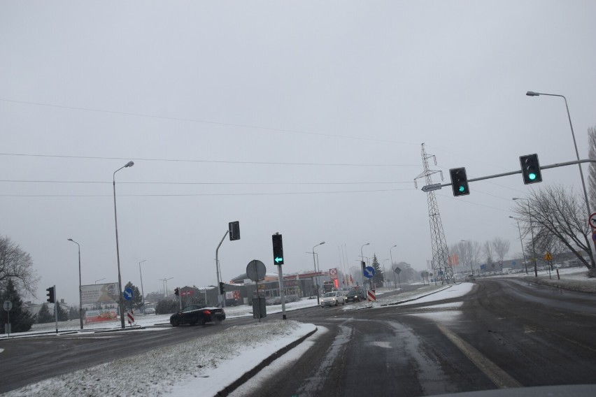 Znów zimowo na ulicach Zduńskiej Woli. Sypnęło śniegiem