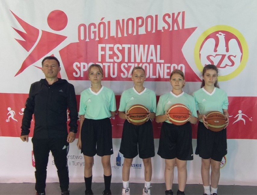 Szkoła Podstawowa w Siemiechowie. Dziewczęta dziewiąte w mistrzostwach Polski w koszykówce 3x3! [ZDJĘCIA]