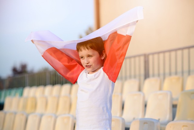 11 listopada wiele osób decyduje się, by wywiesić flagę Polski.