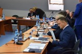 Rada powiatu krośnieńskiego podzielona. Długie obrady podczas pierwszej sesji oraz gorące dyskusje (ZDJĘCIA)
