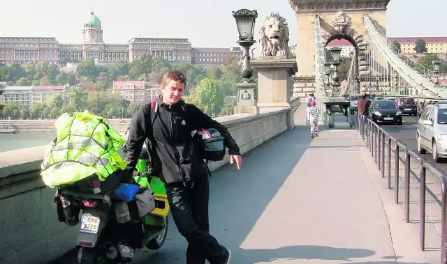 Piotr Głowacki i jego Papak. W tle Most Łańcuchowy w stolicy Węgier, Budapeszcie