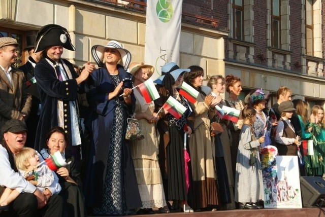 Tak Dąbrowa Górnicza świętowała swoje 100-lecie. Przed Pałacem Kultury Zagłębia odbyło się m.in. specjalne przedstawienie historyczne, prezentujące dzieje miasta 

Zobacz kolejne zdjęcia/plansze. Przesuwaj zdjęcia w prawo - naciśnij strzałkę lub przycisk NASTĘPNE