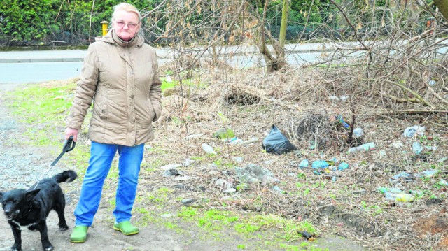 Anna Puziemska jest zbulwersowana faktem, że ludzie wyrzucają śmieci w krzaki, zamiast do kontenerów