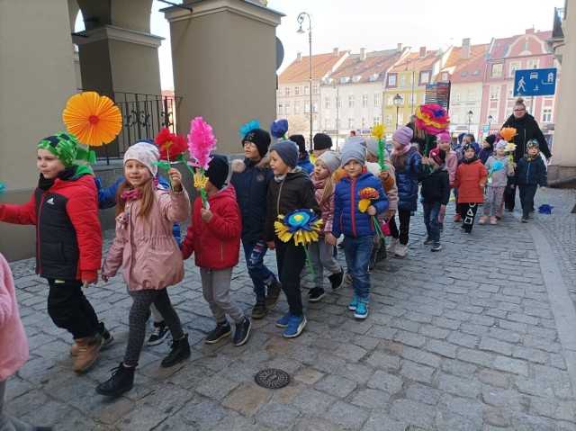 Dzisiaj dzieci w całym Wałbrzychu witały wiosnę. Tak robiły to maluchy z przedszkola nr 5 w Śródmieściu