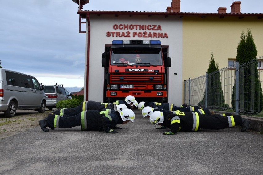 GaszynChallenge. Strażacy z OSP Nowe Polaszki robili pompki dla dzieci chorych na SMA [ZDJĘCIA, WIDEO]