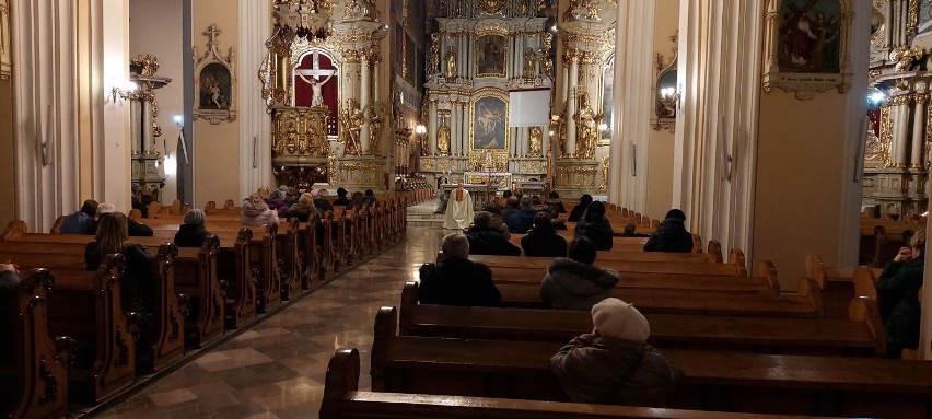 Modlitwa w kaliskiej katedrze o powstrzymanie koronawirusa. ZDJĘCIA