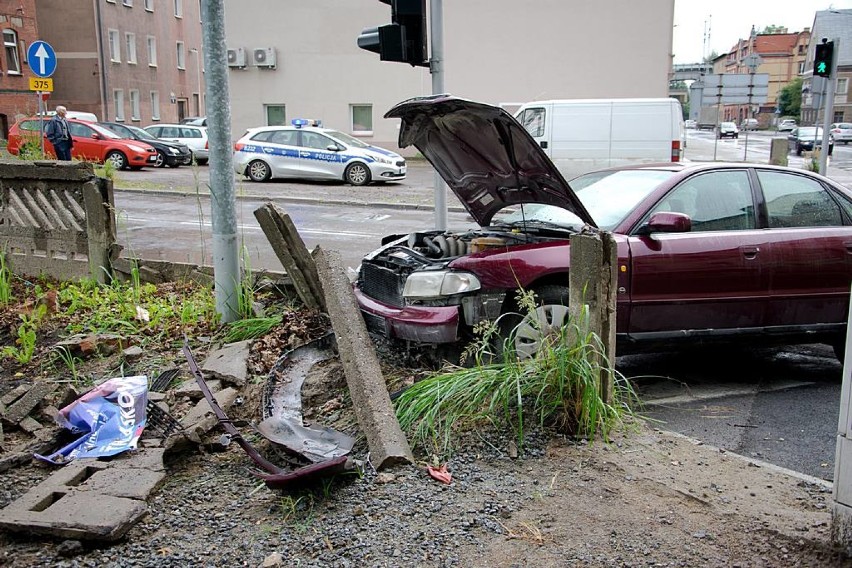 Wałbrzych: Wypadek z udziałem 13-letniego kierowcy. Samochód uderzył w mur na 1 Maja ( ZDJĘCIA)