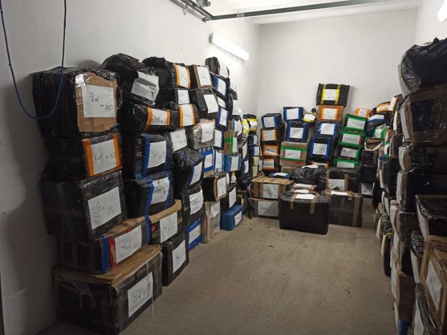 W jednym z garaży w Łomży policjanci zabezpieczyli 168 kartonów pełnych anabolików