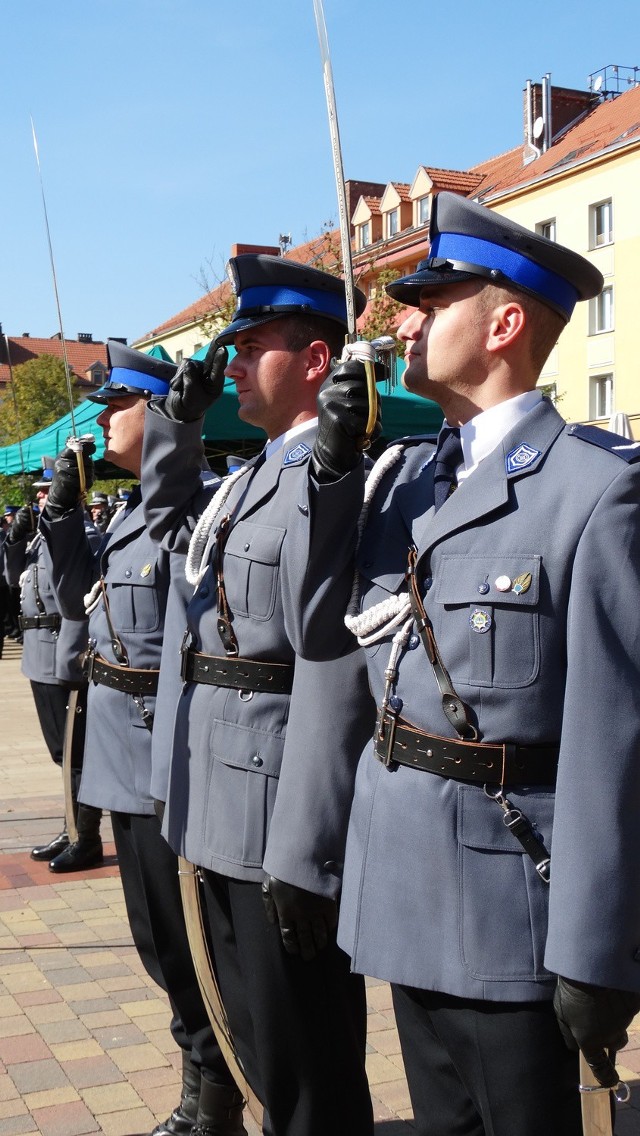 Przekazanie sztandaru policji.