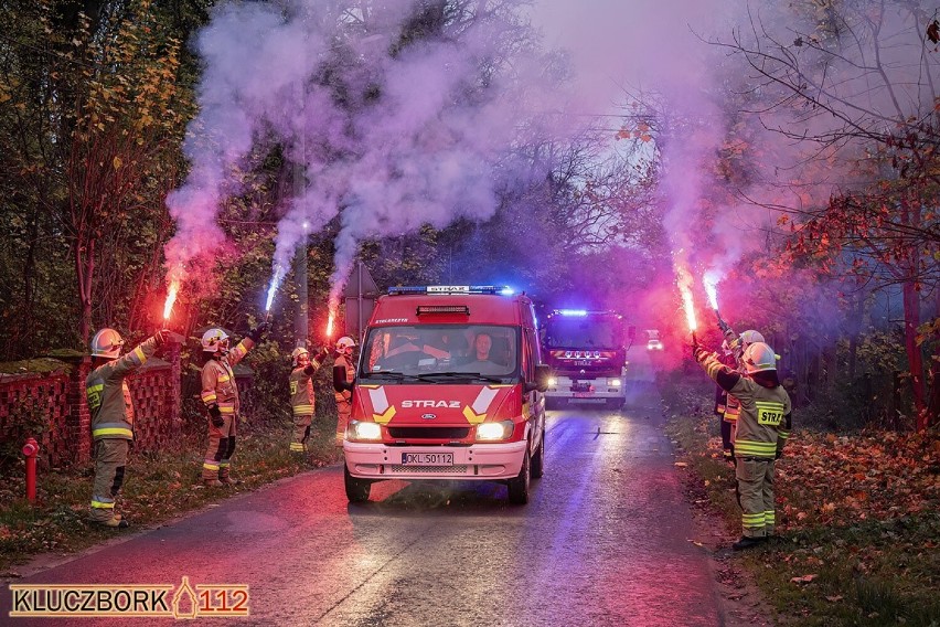 Strażacy z Bąkowa powitali w swojej jednostce dwa samochody,...