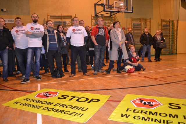 Tak protestowali mieszkańcy gminy w 2016 roku przeciwko budowie ferm  drobiu w Kotomierzu, Trzeciewcu i Dobrczu. Owocem było referendum o odwołanie wójta i rady