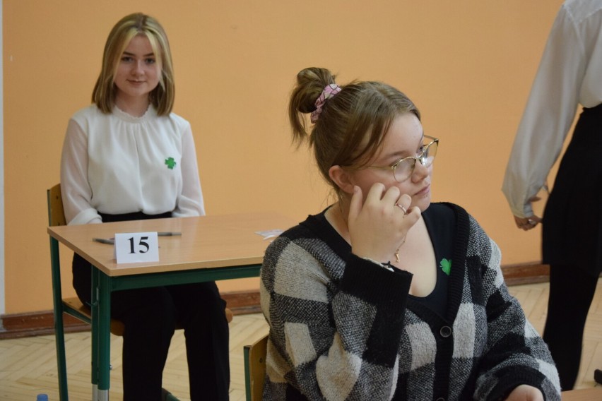 Egzamin ósmoklasisty w Szkole Podstawowej nr 2 w Wieluniu. Prawie 130 uczniów mierzy się matematyką ZDJĘCIA